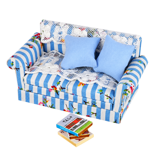 DIY miniatuur tweezitsbank met blauwe kussens en boeken op schaal 1:18